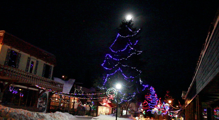 Moonlight over the seasonally decorated Kimberley Platzl